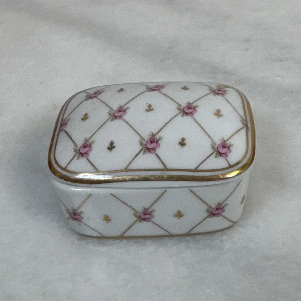 Vintage DAINTY PURPLE FLOWER gold white ceramic trinket jewelry box Japan